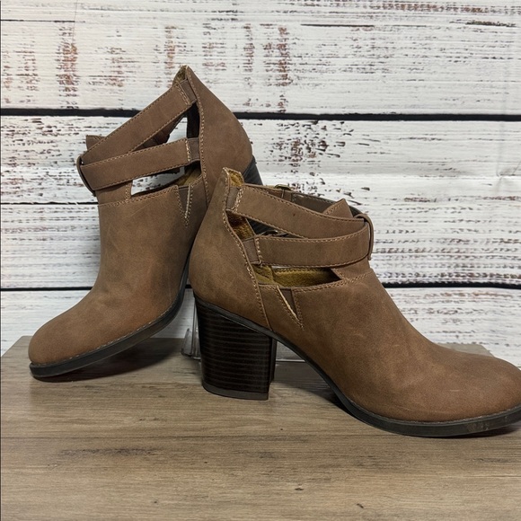 Natural Soul Shoes - Natural Soul heeled Bootie Size 6